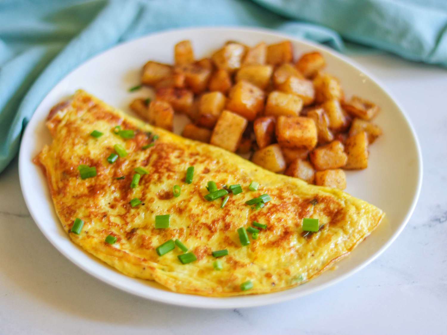 Omlet z szynką: bezpieczeństwo jajek i kontrola tłuszczów nasyconych